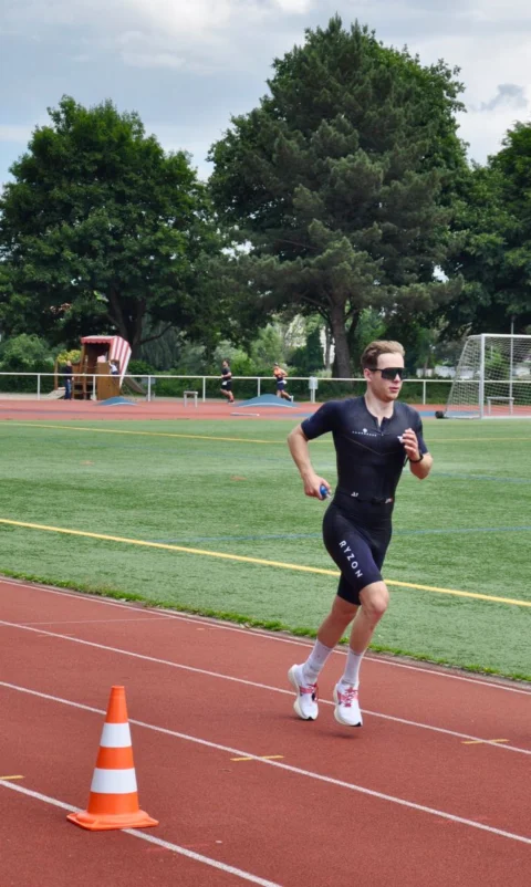 Friedrich Hegge gewinnt den Sieben-Türme-Triathlon 2024 in Lübeck! Davon berichtet stolz at Fahrräder, der Fahrradladen in deiner Stadt