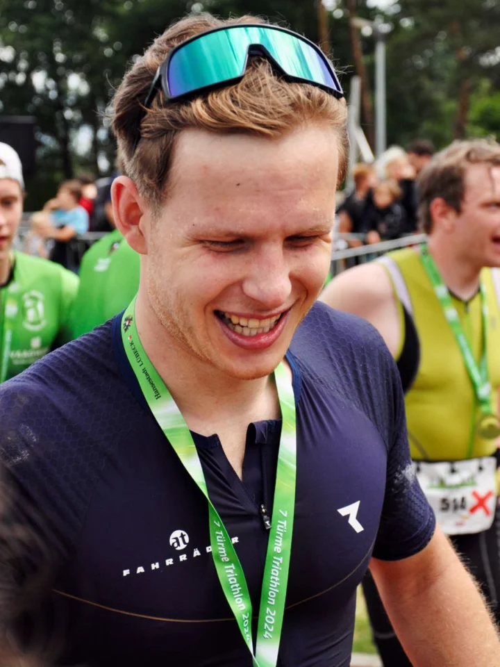 Friedrich Hegge gewinnt den Sieben-Türme-Triathlon 2024 in Lübeck! Davon berichtet stolz at Fahrräder, der Fahrradladen in deiner Stadt