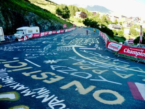 Alpe d'Huez bei der Tour de France der Männer 2008: viele Namen auf der Straße nach oben. Und bei der Tour de France Femmes anno 2024 zum ersten Mal auch Frauennamen? Das hofft at Fahrräder, der Fahrradladen aus Lübeck