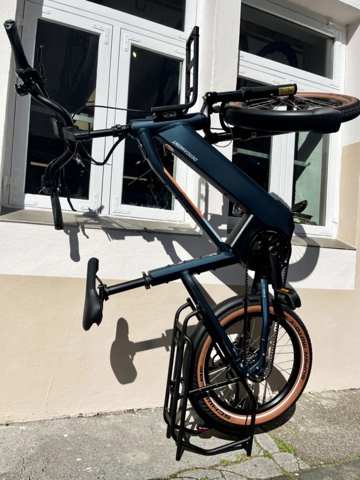 E-Cargobike aus der Compact-Klasse: Das Bergamont Hans-E N5e Belt mit One-Size-Alu-Rahmen, zwei Gepäckträgern und vertikaler Aufbewahrung. Hat einen Bosch-Motor, Riemenantrieb und die Shimano Nexus 5-Gang-Schaltung. Und ist bei at Fahrräder zu haben, dem Fahrradladen mit Fahrradwerkstatt in Lübeck
