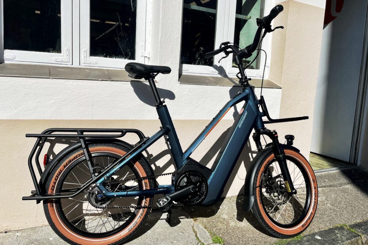 E-Cargobike aus der Compact-Klasse: Das Bergamont Hans-E N5e Belt mit One-Size-Alu-Rahmen, zwei Gepäckträgern und vertikaler Aufbewahrung. Hat einen Bosch-Motor, Riemenantrieb und die Shimano Nexus 5-Gang-Schaltung. Und ist bei at Fahrräder zu haben, dem Fahrradladen mit Fahrradwerkstatt in Lübeck