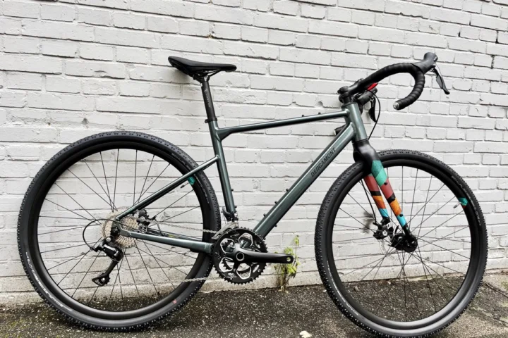 Bergamonts 2024er-Einstiegsmodell zum Graveln: Das Gravel Bike Bergamont Grandurance 4 - jetzt im Angebot als Schnäppchen bei at Fahrräder, dem Fahrradladen mit Werkstattservice in Lübeck in der Innenstadt: 1049 Euro statt 1199 Euro!