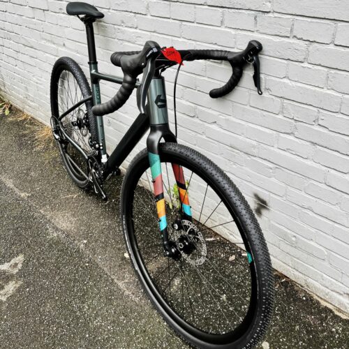 Bergamonts 2024er-Einstiegsmodell zum Graveln: Das Gravel Bike Bergamont Grandurance 4 - jetzt im Angebot als Schnäppchen bei at Fahrräder, dem Fahrradladen mit Werkstattservice in Lübeck in der Innenstadt: 1049 Euro statt 1199 Euro!