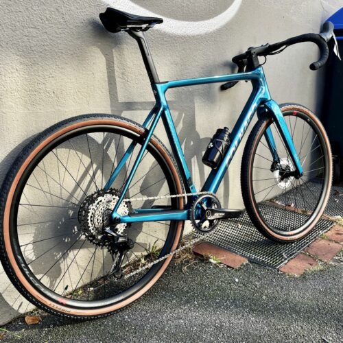 Das aktuelle Colnago G4x Gravel Bike in ICBL-Iceblue bei at Fahrräder, deinem Fahrradladen in Lübeck mit Fahrradwerkstatt und Leidenschaft für alles ums Rennrad