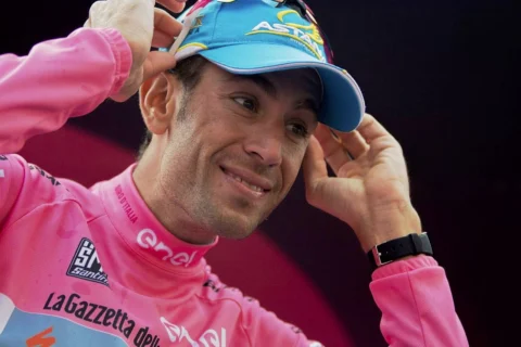 Vincenzo Nibali im Rosa Trikot rückt sich die Kappe zurecht