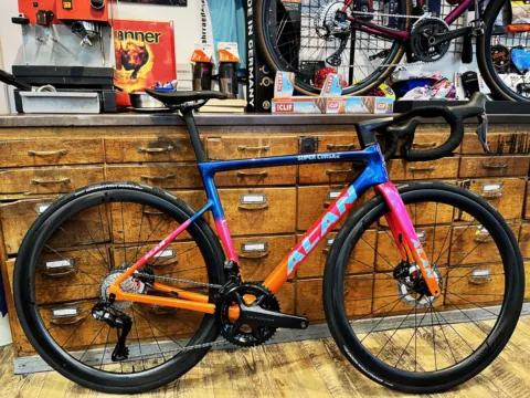 Alan Super Corsa RC von 2025: buntes Carbon-Rennrad