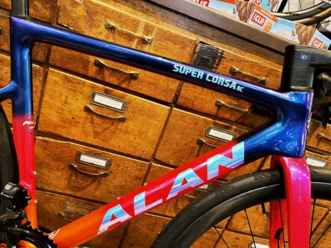 Alan Super Corsa RC von 2025: buntes Carbon-Rennrad