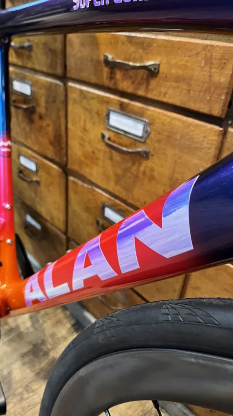 Alan Super Corsa RC von 2025: buntes Carbon-Rennrad