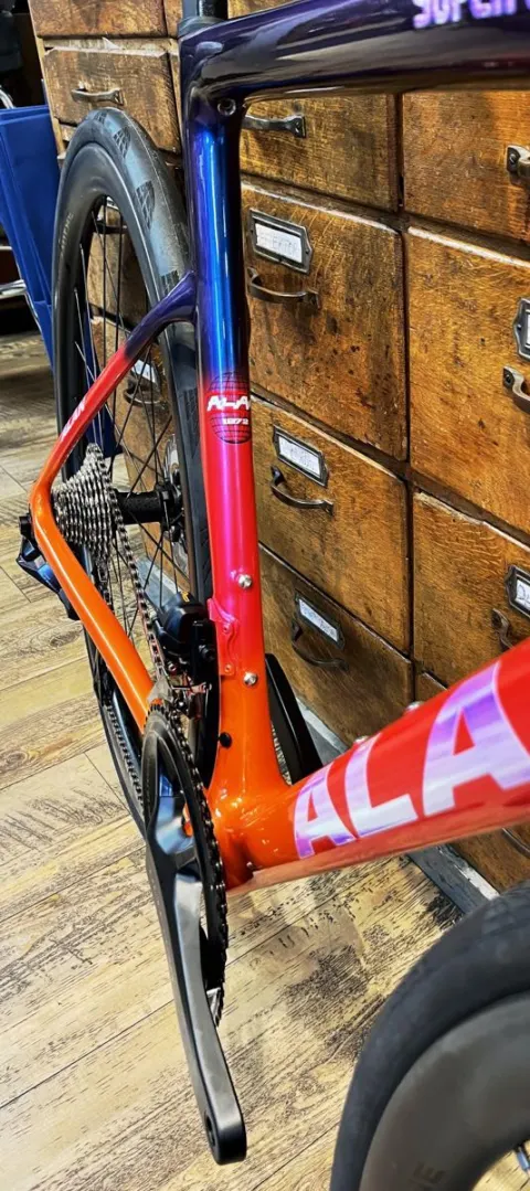 Alan Super Corsa RC von 2025: buntes Carbon-Rennrad