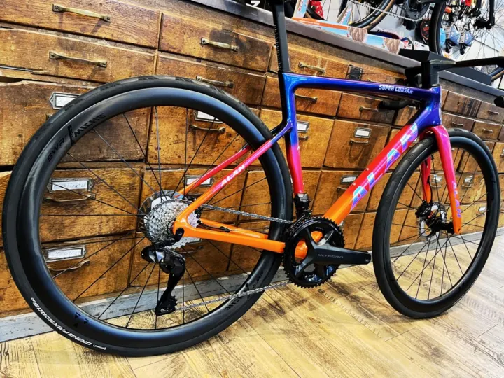 Alan Super Corsa RC von 2025: buntes Carbon-Rennrad
