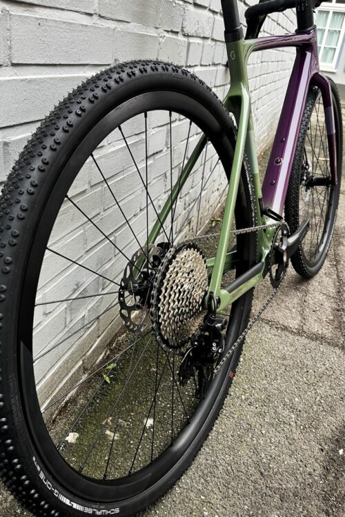 Brandneues Gravel-Rad vbei at Fahrräder, dem Fahrradladen in der Beckergrube in Lübeck: das Scott Addict Gravel 40 Bike aus 2025, in Green und Purple