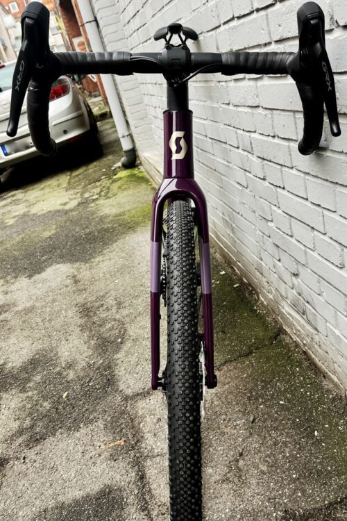 Brandneues Gravel-Rad vbei at Fahrräder, dem Fahrradladen in der Beckergrube in Lübeck: das Scott Addict Gravel 40 Bike aus 2025, in Green und Purple