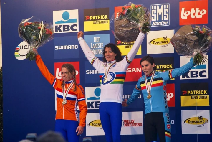 Das Podium bei der Cyclocross-WM 2012: 1. Marianne Vos, 2. Daphny van den Brand und 3. Sanne Cant - bei at Fahrräder, dem Fahrradladen aus Lübeck. Foto: Ivannemanneke, CC BY-SA 3.0 , via Wikimedia Commons