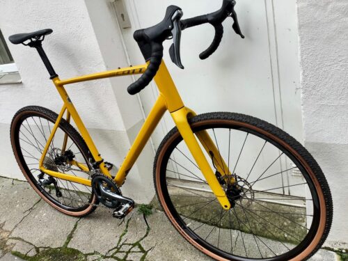 Gravel-Bike im Angebot: „Scott Speedster Gravel 40 EQ“ in Mustard Yellow in den Größen XL und XXL - das Schnäppchen bei at Fahrräder, deinem Fahrradladen in Lübeck - jetzt 999€ statt einst 1.599€