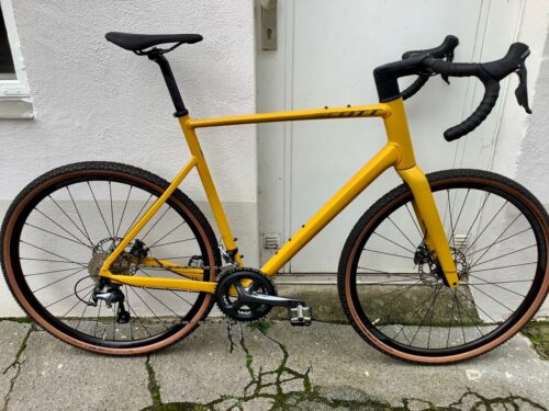 Gravel-Bike im Angebot: „Scott Speedster Gravel 40 EQ“ in Mustard Yellow in den Größen XL und XXL - das Schnäppchen bei at Fahrräder, deinem Fahrradladen in Lübeck - jetzt 999€ statt einst 1.599€