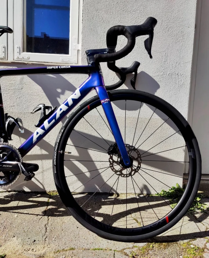 Alan Super Corsa: Carbon-Rennrad mit elektronischer Shimano 105 Di2