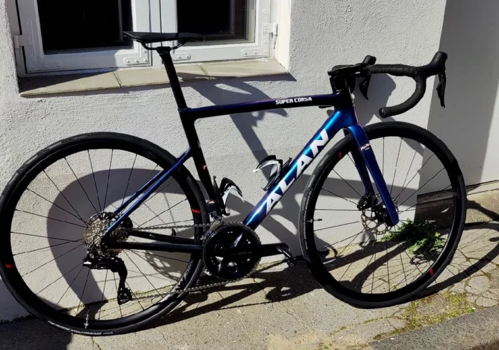 Alan Super Corsa: Carbon-Rennrad mit elektronischer Shimano 105 Di2