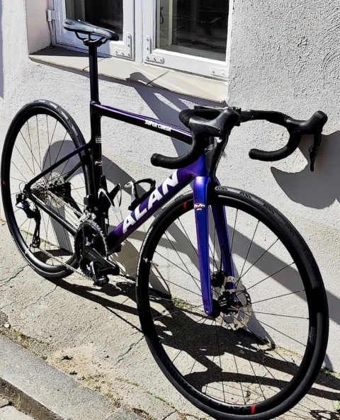 Alan Super Corsa: Carbon-Rennrad mit elektronischer Shimano 105 Di2