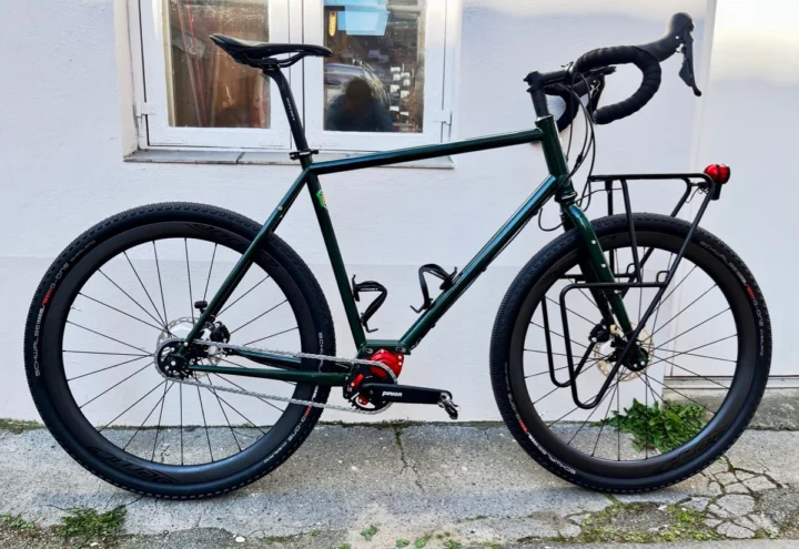 Böttcher Evolution Pinion GRX Overlander in British Racing Green mit roten Akzenten: Reiserad mit Pinion-P1.18-Getriebe und Shimano-GRX-Dropbar-Schaltung