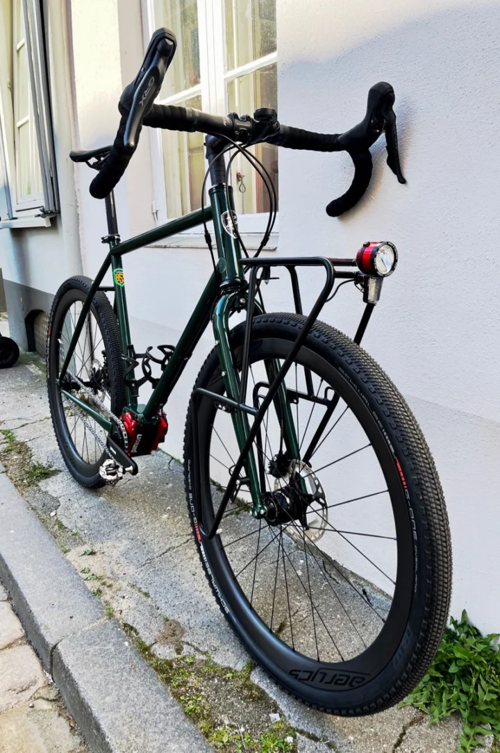 Böttcher Evolution Pinion GRX Overlander in British Racing Green mit roten Akzenten: Reiserad mit Pinion-P1.18-Getriebe und Shimano-GRX-Dropbar-Schaltung