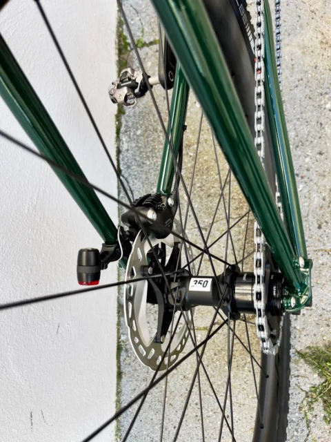 Böttcher Evolution Pinion GRX Overlander in British Racing Green mit roten Akzenten: Reiserad mit Pinion-P1.18-Getriebe und Shimano-GRX-Dropbar-Schaltung