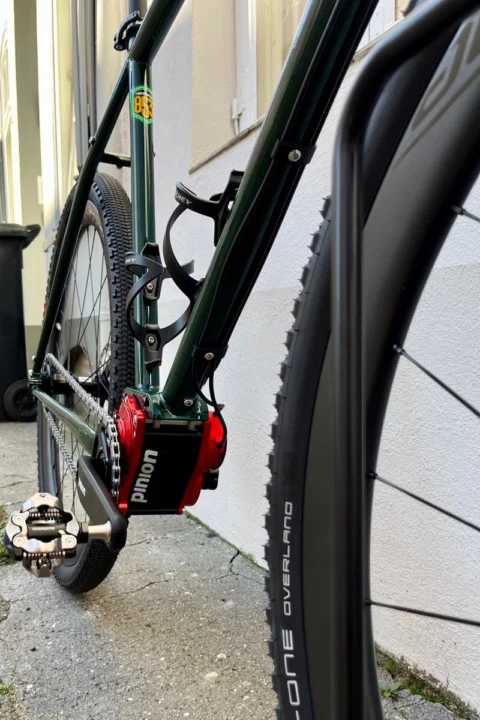 Böttcher Evolution Pinion GRX Overlander in British Racing Green mit roten Akzenten: Reiserad mit Pinion-P1.18-Getriebe und Shimano-GRX-Dropbar-Schaltung