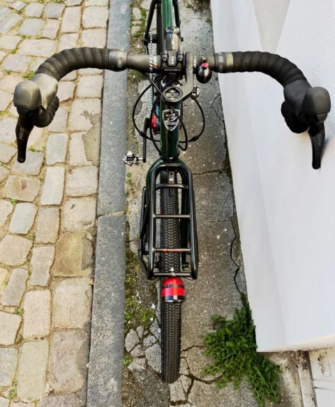Böttcher Evolution Pinion GRX Overlander in British Racing Green mit roten Akzenten: Reiserad mit Pinion-P1.18-Getriebe und Shimano-GRX-Dropbar-Schaltung