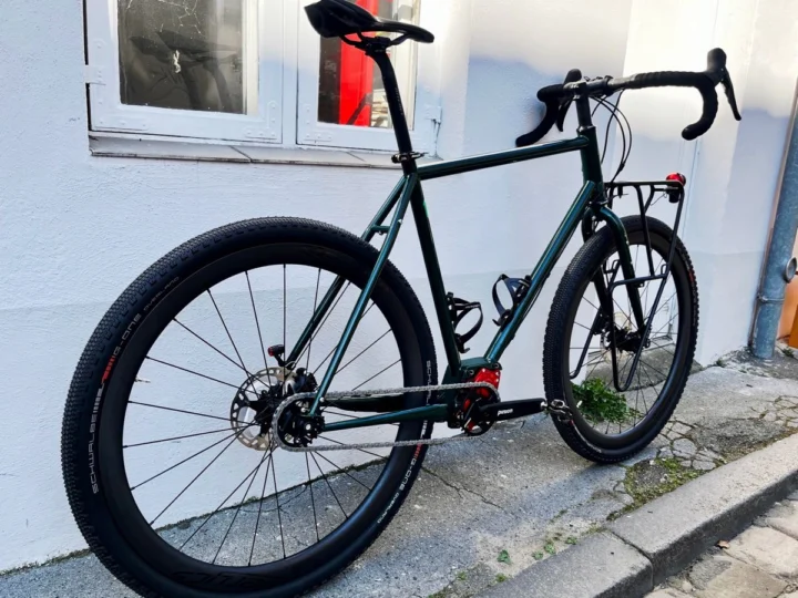 Böttcher Evolution Pinion GRX Overlander in British Racing Green mit roten Akzenten: Reiserad mit Pinion-P1.18-Getriebe und Shimano-GRX-Dropbar-Schaltung