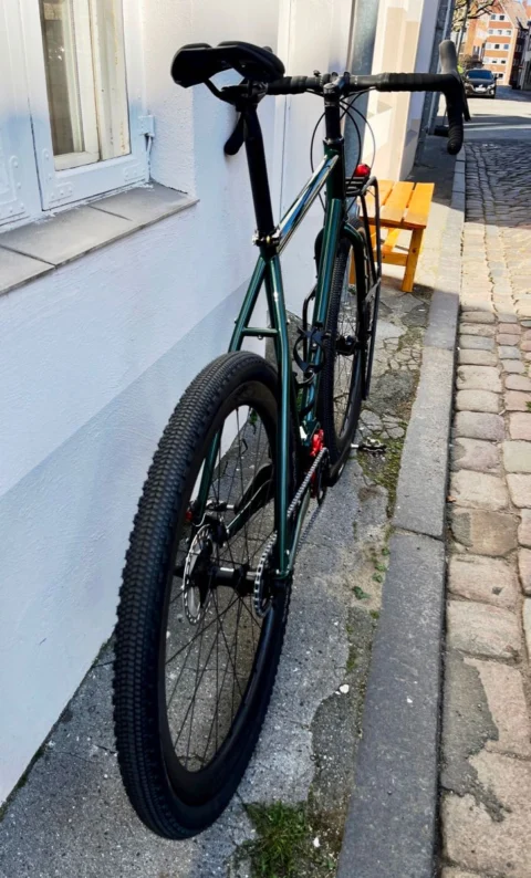 Böttcher Evolution Pinion GRX Overlander in British Racing Green mit roten Akzenten: Reiserad mit Pinion-P1.18-Getriebe und Shimano-GRX-Dropbar-Schaltung