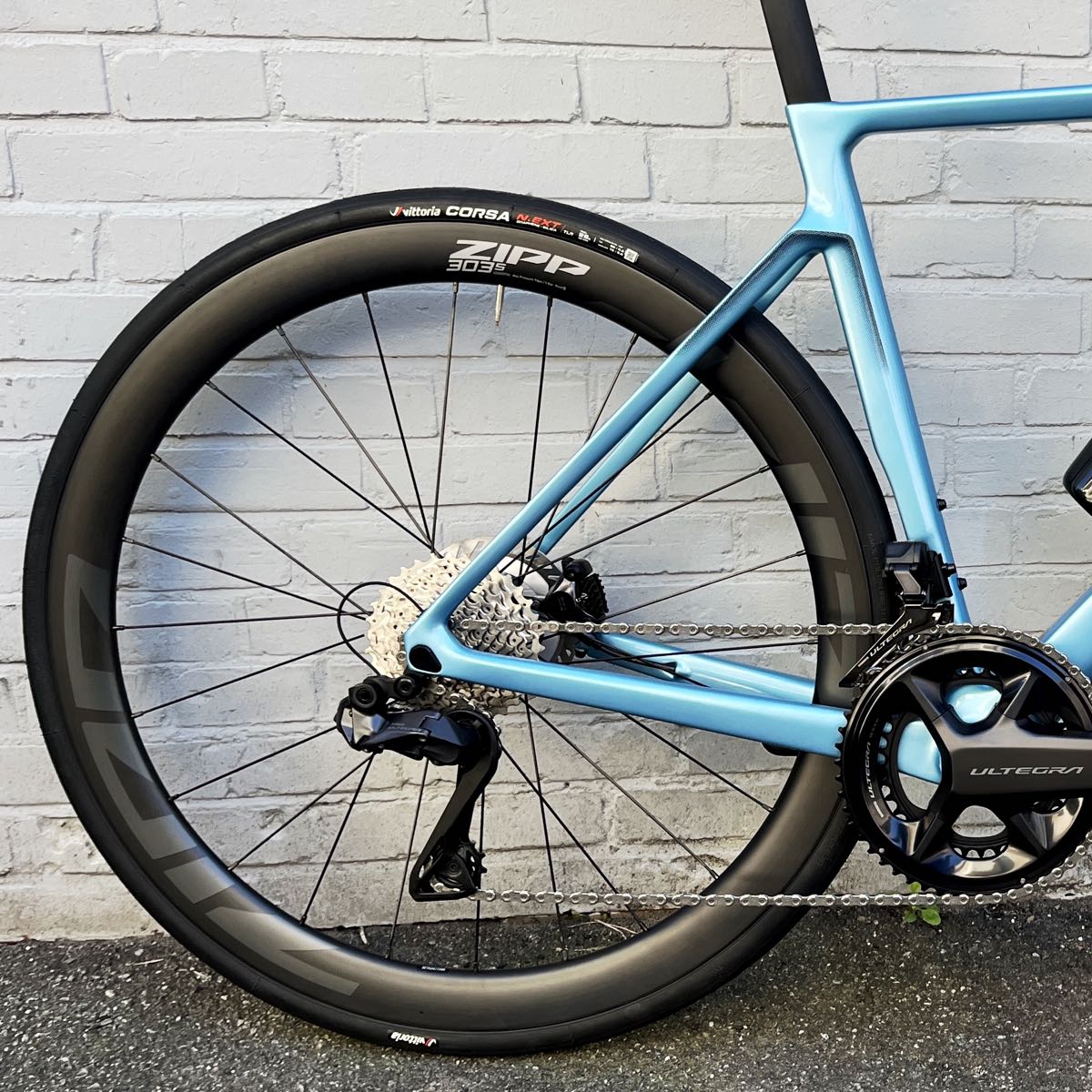 Rennrad Colnago V4 Allround-Rennrad aus Carbon als aktuelles Modell und erschwinglichere Variante vom Colnago V4R, dem Rad des Tour- und Serien-Siegers Tadej Pogacar, bei at Fahrräder, dem Fahrradladen in der Beckergrube in Lübeck, mit Fahrradwerkstatt - jetzt neu ausgestattet mit Carbon-Laufrädern Zipp 303 S und Vittoria Corsa N.EXT Tubeless-ready Reifen
