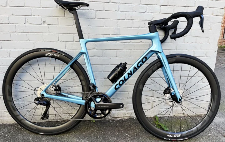 Rennrad Colnago V4 Allround-Rennrad aus Carbon als aktuelles Modell und erschwinglichere Variante vom Colnago V4R, dem Rad des Tour- und Serien-Siegers Tadej Pogacar, bei at Fahrräder, dem Fahrradladen in der Beckergrube in Lübeck, mit Fahrradwerkstatt - jetzt neu ausgestattet mit Carbon-Laufrädern Zipp 303 S und Vittoria Corsa N.EXT Tubeless-ready Reifen