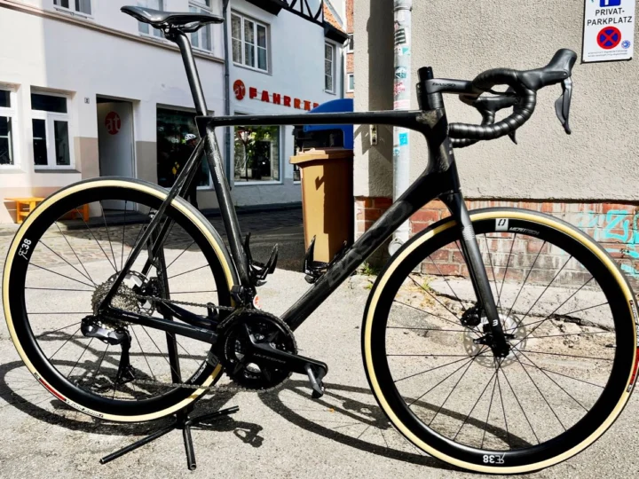 Basso Diamante in Stealth-Lackierung: Carbon-Rennrad in Rahmenhöhe 64