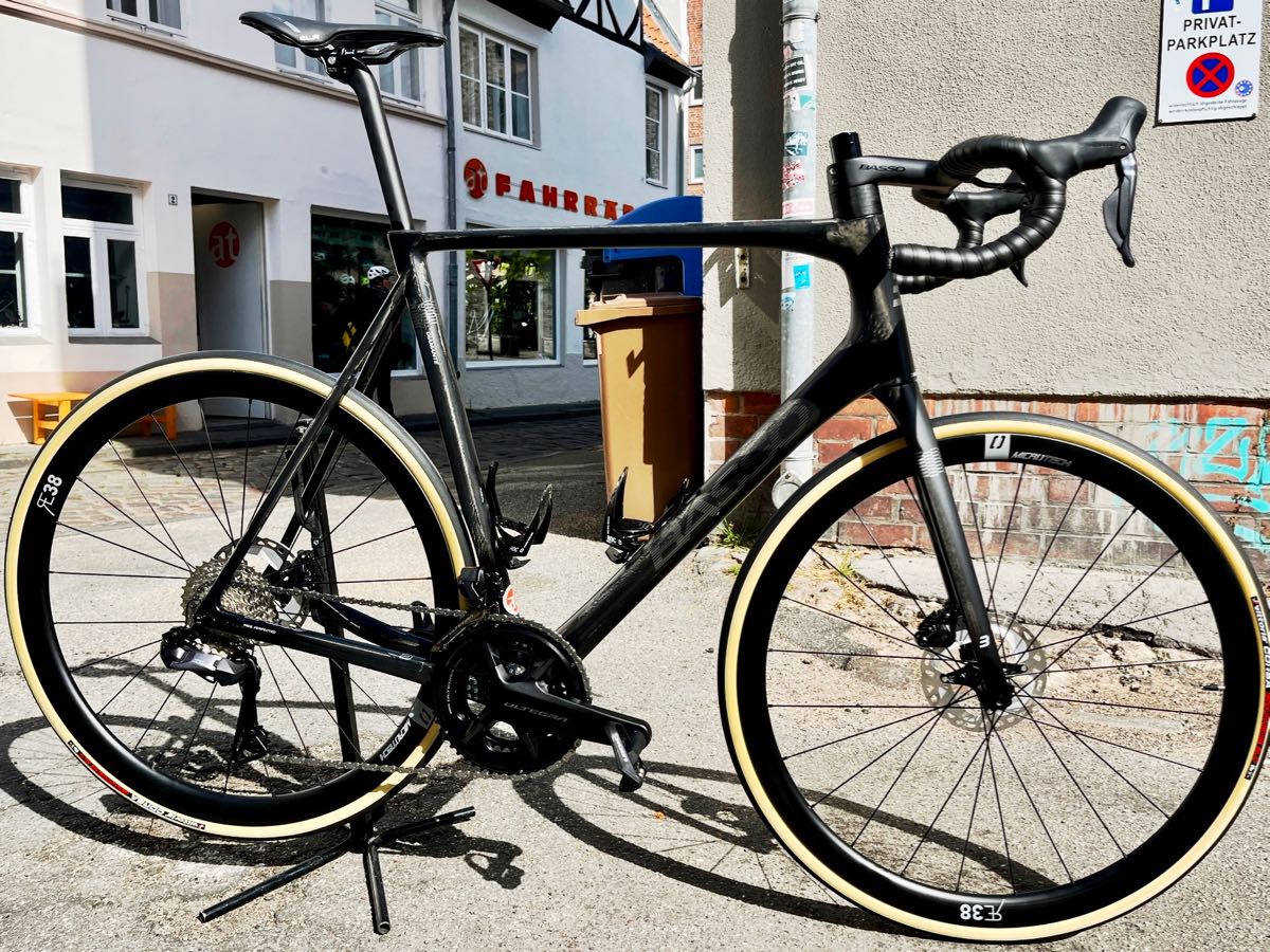 Carbon Rennrad Basso Diamante in Stealth-Lackierung und Rahmenhöhe 64 bei at Fahrräder, deinem Fahrradladen mit Fahrradwerkstatt in Lübeck
