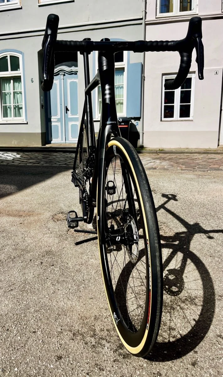 Basso Diamante in Stealth-Lackierung: Carbon-Rennrad in Rahmenhöhe 64