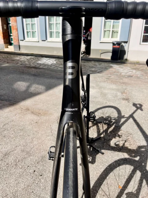 Basso Diamante in Stealth-Lackierung: Carbon-Rennrad in Rahmenhöhe 64