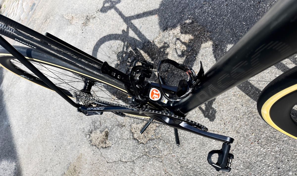 Carbon Rennrad Basso Diamante in Stealth-Lackierung und Rahmenhöhe 64 bei at Fahrräder, deinem Fahrradladen mit Fahrradwerkstatt in Lübeck