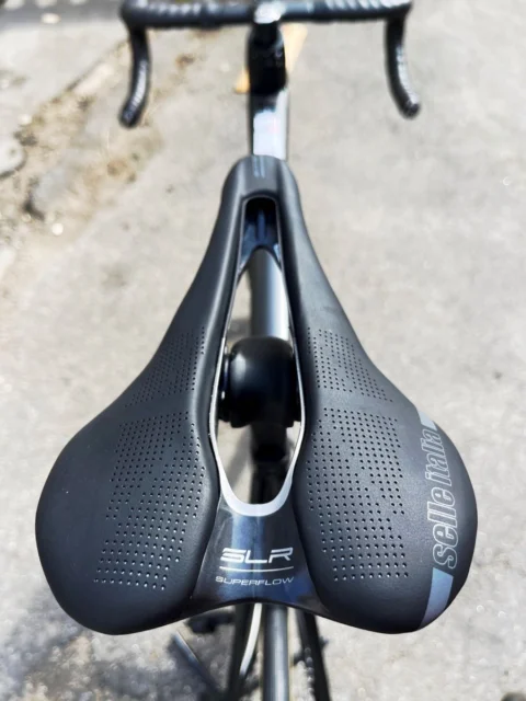 Basso Diamante in Stealth-Lackierung: Carbon-Rennrad in Rahmenhöhe 64
