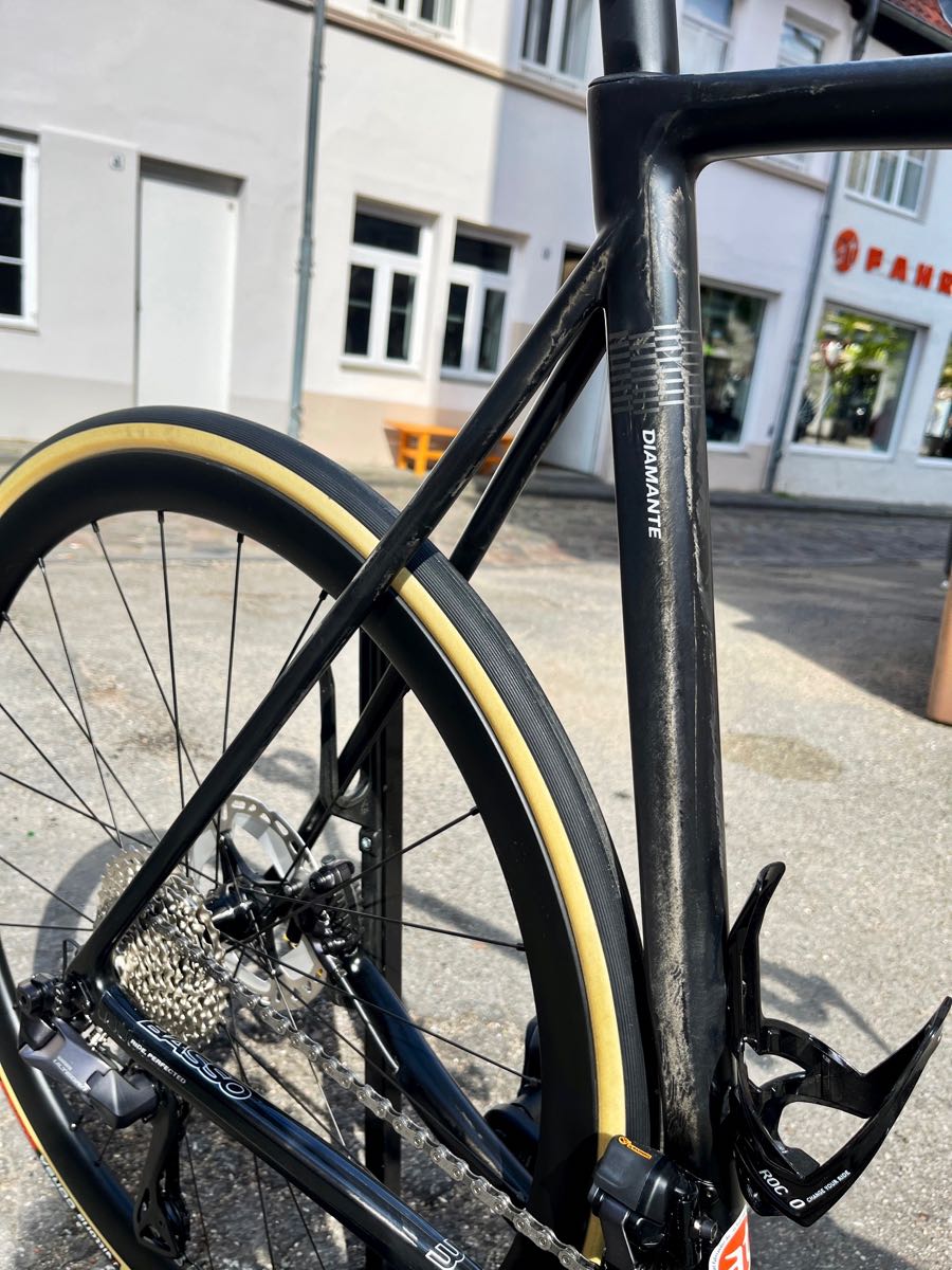 Carbon Rennrad Basso Diamante in Stealth-Lackierung und Rahmenhöhe 64 bei at Fahrräder, deinem Fahrradladen mit Fahrradwerkstatt in Lübeck