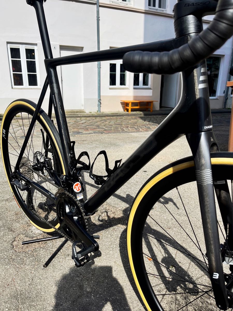 Carbon Rennrad Basso Diamante in Stealth-Lackierung und Rahmenhöhe 64 bei at Fahrräder, deinem Fahrradladen mit Fahrradwerkstatt in Lübeck