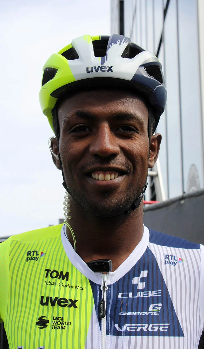Biniam Girmay im Trikot seines Teams, Porträt mit Helm