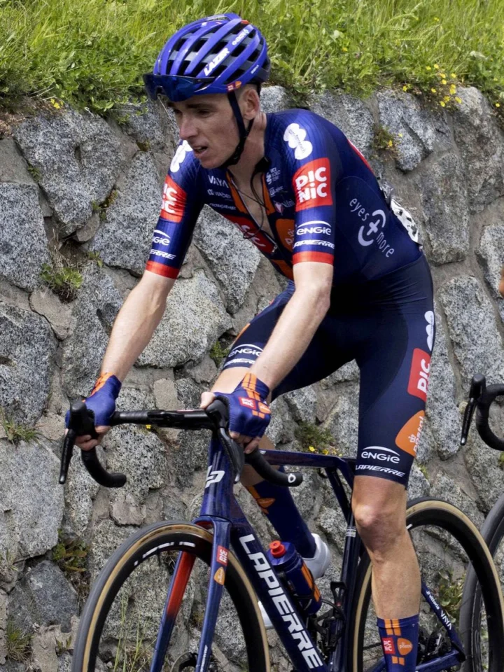 Romain Bardet im Trikot seines Teams im Wiegetritt an einem Anstieg