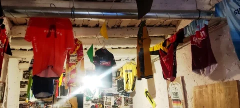 Trikots und Devotionalien hängen dicht an dicht von der Decke eines Cafés