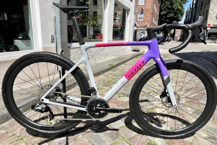 Scott Addict Gravel 20 von 2025 in Narwal Grey und Fade Purple