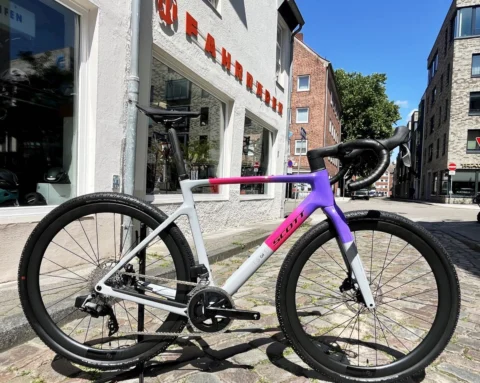 Scott Addict Gravel 20 von 2025 in Narwal Grey und Fade Purple
