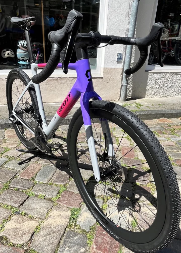 Scott Addict Gravel 20 von 2025 in Narwal Grey und Fade Purple
