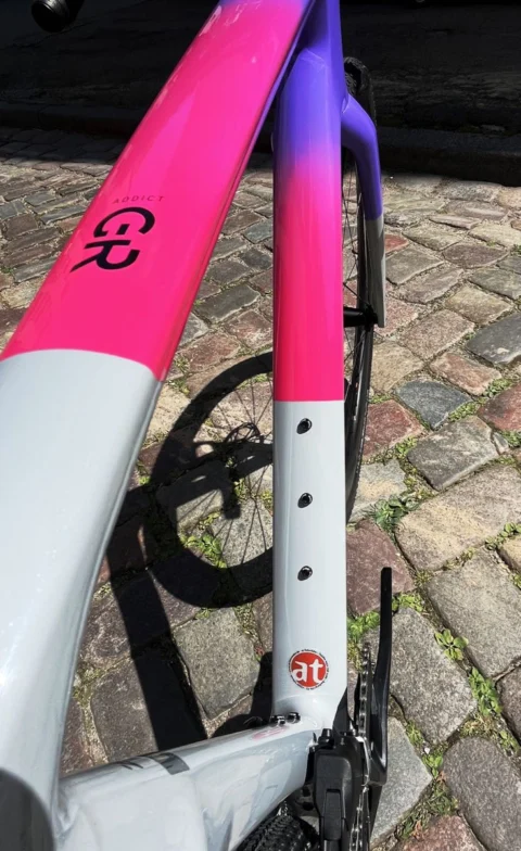 Scott Addict Gravel 20 von 2025 in Narwal Grey und Fade Purple
