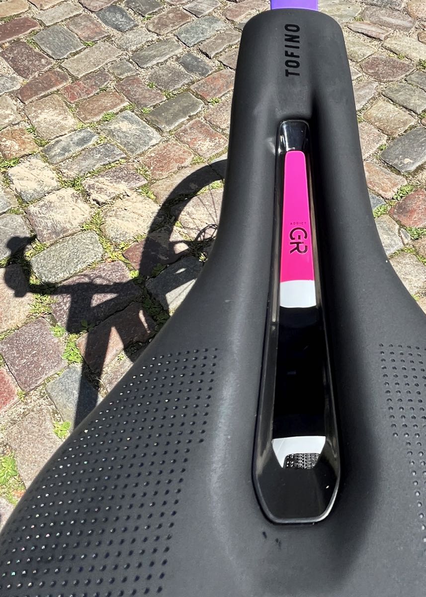 Das 2025er Scott Addict Gravel 20 in M und der bunten Lackierung narwal grey/fade purple - ein farbenfrohes Gravel Bike jetzt bei at Fahrräder, deinem Fahrradladen in Lübeck, mit Fahrradwerkstatt und Liebe zum Fahrrad, zum Radsport und zum Rennrad