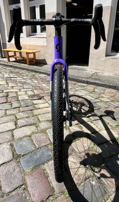 Scott Addict Gravel 20 von 2025 in Narwal Grey und Fade Purple