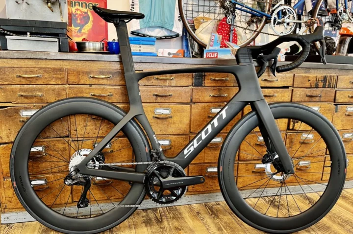 Scott Foil RC von 2025: Aero-Rennrad aus Carbon mit elektronischer Schaltung