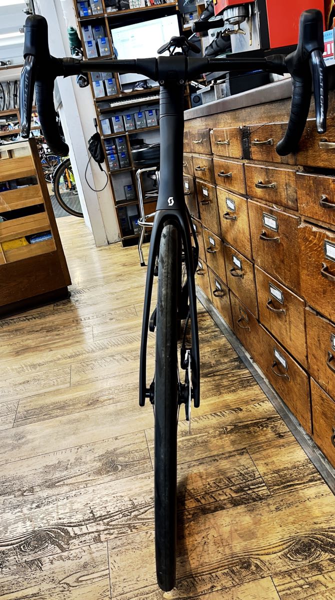 Aero Bike Rennrad aus Carbon mit elektronischer Schaltung aus 2025: Das Scott Foil RC bei at Fahrräder, deinem Fahrradladen in Lübeck mit Liebe zum Fahrrad und Radsport, mit Fahrradwerkstatt